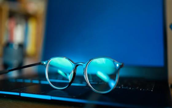  The Role of Blue Light Glasses in Protecting and Improving Your Vision